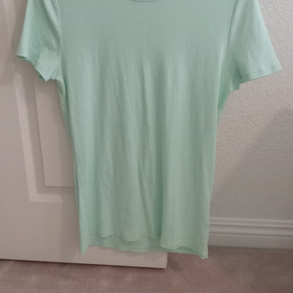 Light green woman's shirt - Picture 2 of 3